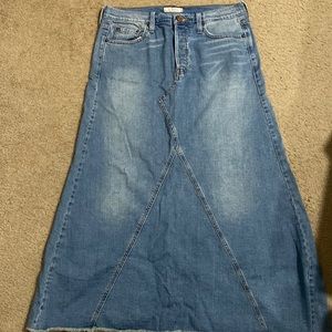 Levi’s denim skirt size 9 Classic a-line with raw hem